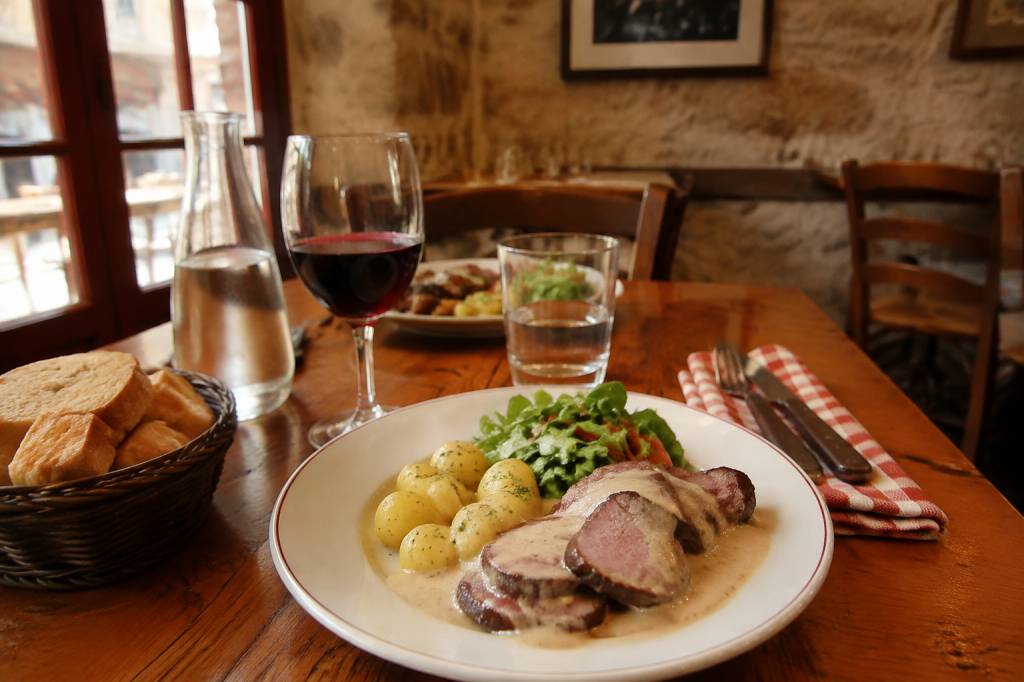 Où manger un vrai bouchon lyonnais : la charte officielle des bouchons authentiques et les prix pratiqués